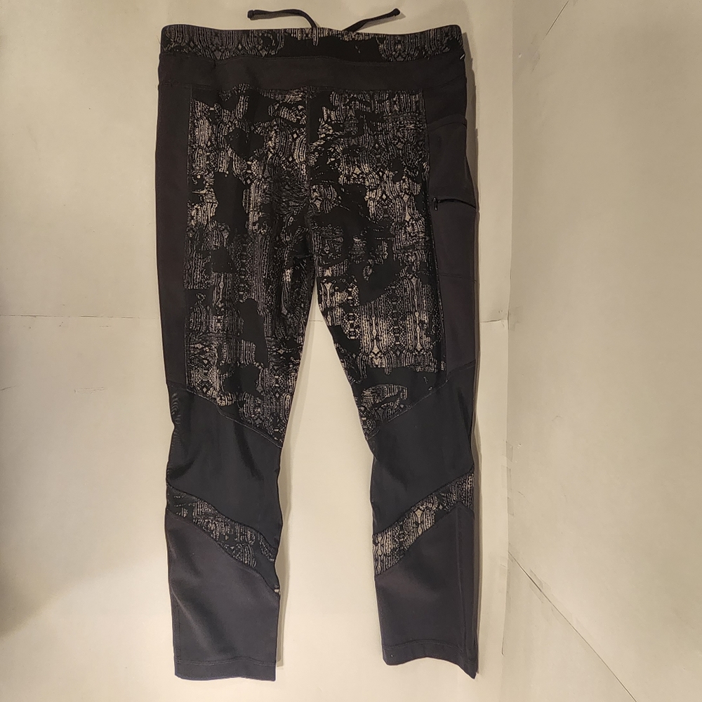 Lole. Black. Black and White Design. With Mesh Knee Inserts. Large.